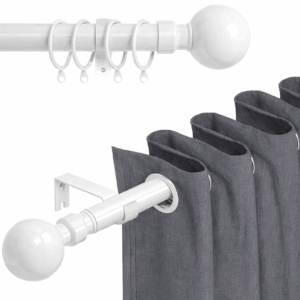 Бел телескопски корниз за завеси со метални држачи и топка завршеток